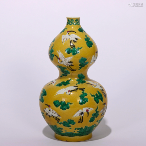 A CHINESE YELLOW BOTTOM PORCELAIN DOUBLE GOURD VASE