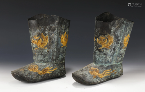 A PAIR OF CHINESE GILT BRONZE PHOENIX PATTERN BOOTS