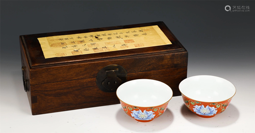 A PAIR OF CHINESE FAMILLE ROSE PORCELAIN BOWLS