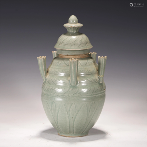 A CHINESE CELADON GLAZE PORCELAIN JAR WITH LID