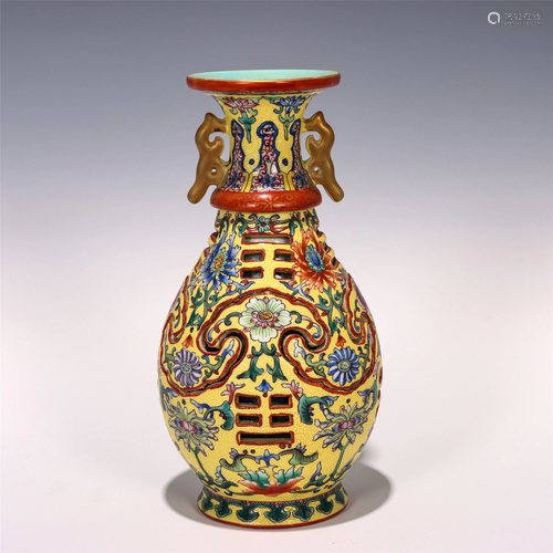 A CHINESE FAMILLE ROSE PORCELAIN VASE