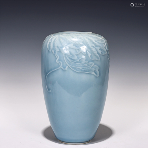 A CHINESE CELADON GLAZE PORCELAIN JAR