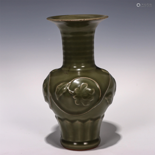 A CHINESE CELADON GLAZE PORCELAIN VASE