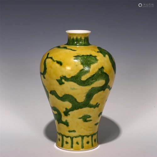 A CHINESE YELLOW GLAZED PORCELAIN VASE