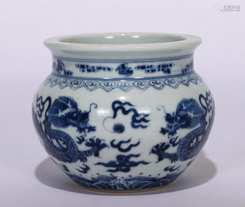 A CHINESE BLUE AND WHITE PORCELAIN JAR