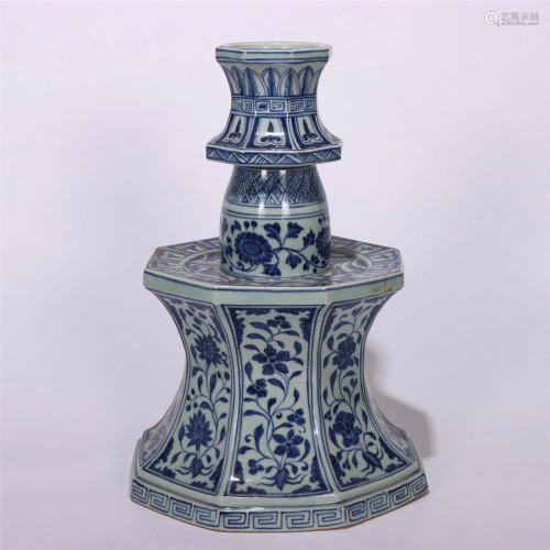 A CHINESE BLUE AND WHITE PORCELAIN CANDLE HOLDER