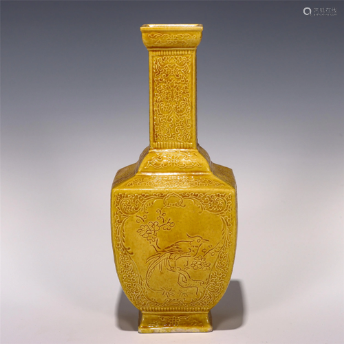 A CHINESE YELLOW GLAZED PORCELAIN SQUARE VASE