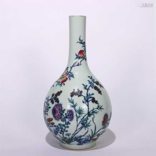 A CHINESE BLUE AND WHITE DOUCAI PORCELAIN VASE