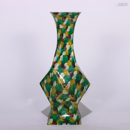 A CHINESE SANCAI GLAZED PORCELAIN SQUARE VASE