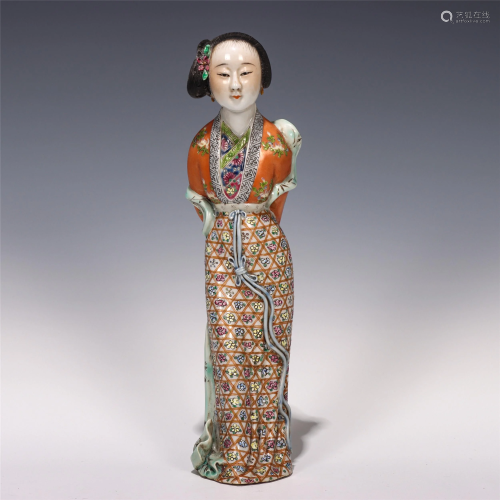 A CHINESE FAMILLE ROSE PORCELAIN FIGURE STATUE