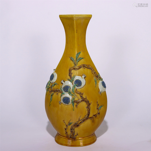 A CHINESE YELLOW BOTTOM PORCELAIN SQUARE VASE