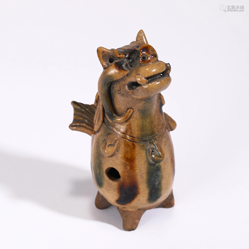 A CHINESE CIZHOU TYPE FOO-DOG SHAPED PORCELAIN