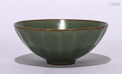 A CHINESE CELADON GLAZE PORCELAIN BOWL