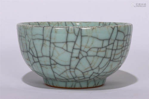 A CHINESE GE TYPE GLAZED PORCELAIN BOWL