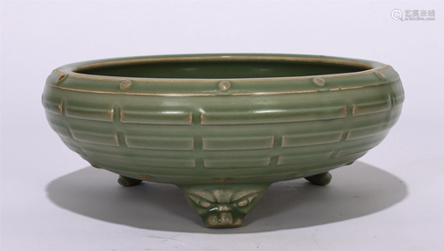 A CHINESE CELADON GLAZE TRIPOT PORCELAIN BRUSH WASHER