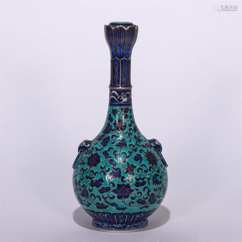 A CHINESE BLUE AND WHITE GREEN GROUND PORCELAIN VASE