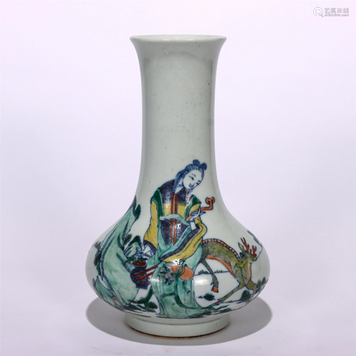 A CHINESE BLUE AND WHITE DOUCAI PORCELAIN VASE