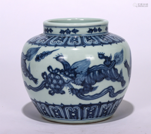 A CHINESE BLUE AND WHITE PORCELAIN JAR