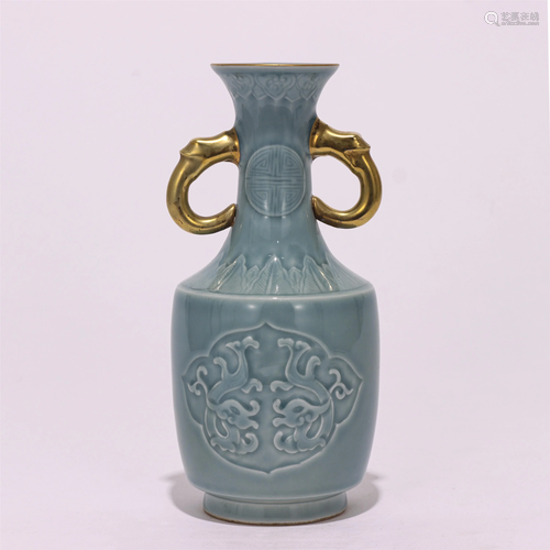 A CHINESE SINGLE COLOR GLAZED PORCELAIN GOLD PAINTED