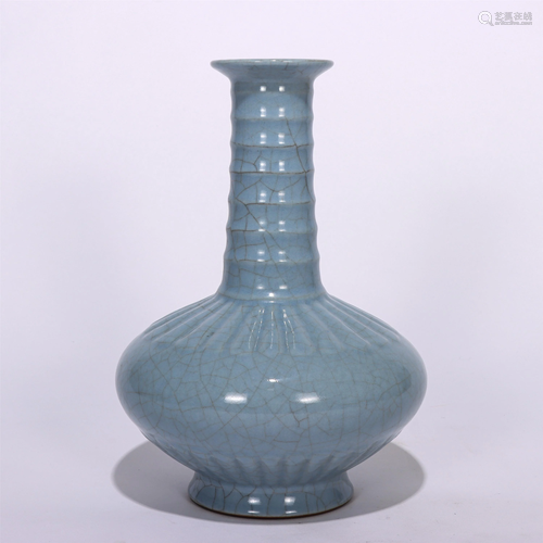 A CHINESE CELADON GLAZE PORCELAIN VASE