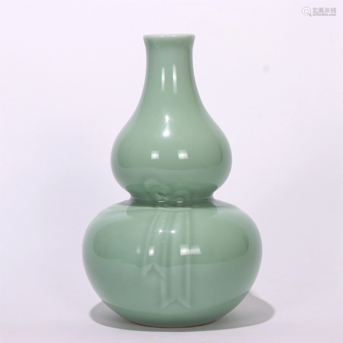 A CHINESE DOUQING GLAZED PORCELAIN DOUBLE GOURD VASE