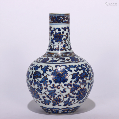 A CHINESE BLUE AND WHITE PORCELAIN VASE