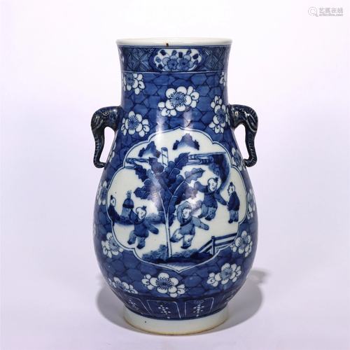 A CHINESE BLUE AND WHITE PORCELAIN ZUN VASE