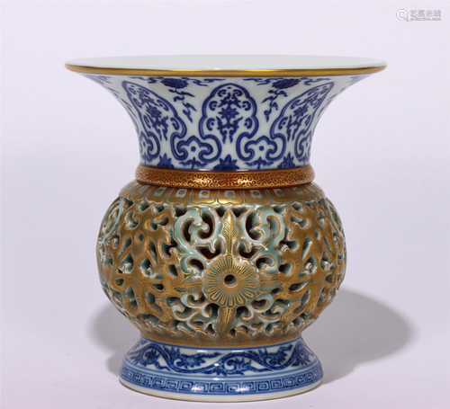 A CHINESE BLUE AND WHITE PORCELAIN OPENWORK VASE