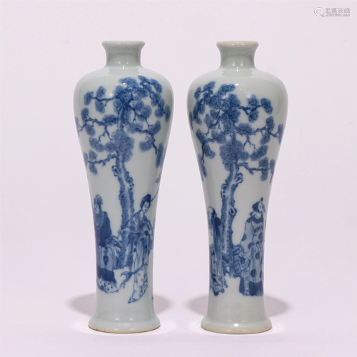 A PAIR OF CHINESE BLUE AND WHITE PORCELAIN VASES