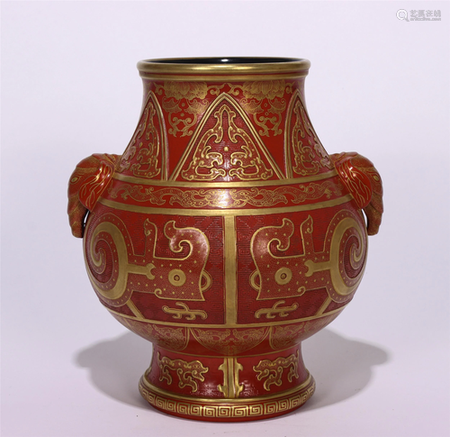 A CHINESE RED GLAZED GOLD PAINTED PORCELAIN VASE