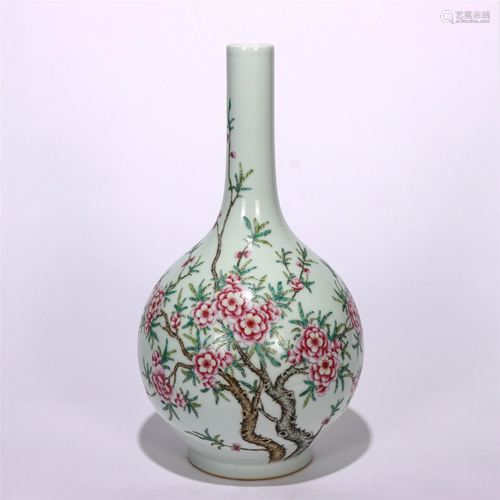 A CHINESE FAMILLE ROSE PORCELAIN VASE