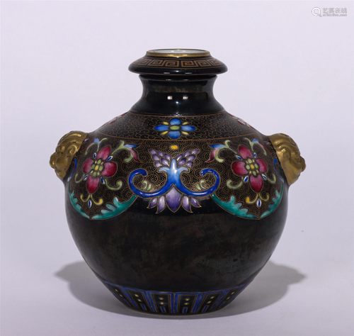 A CHINESE BLACK GROUND ENAMEL PORCELAIN JAR