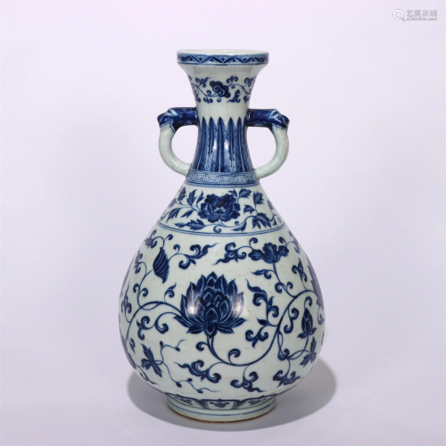A CHINESE BLUE AND WHITE PORCELAIN VASE