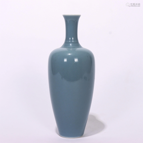 A CHINESE SINGLE COLOR GLAZED PORCELAIN VASE