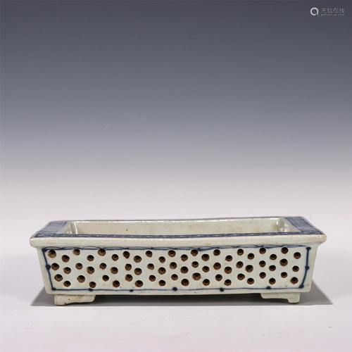 A CHINESE BLUE AND WHITE PORCELAIN OPENWORK WATERPOT