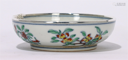 A CHINESE BLUE AND WHITE DOUCAI PORCELAIN DISH