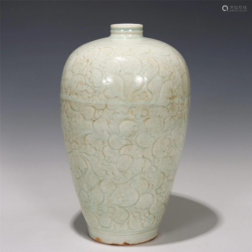 A CHINESE CELADON GLAZED PORCELAIN VASE