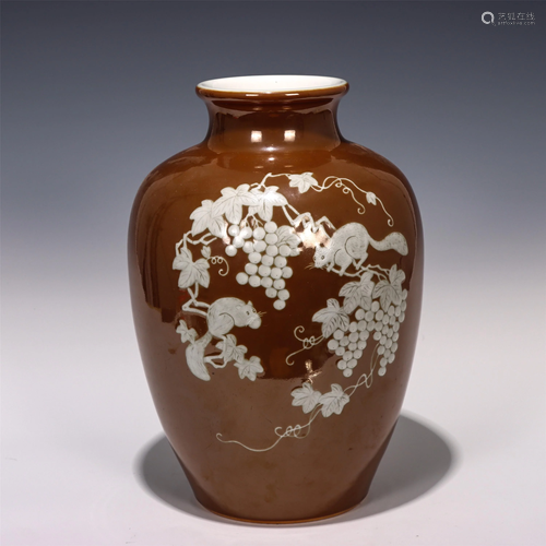 A CHINESE YELLOW GLAZED PORCELAIN VASE