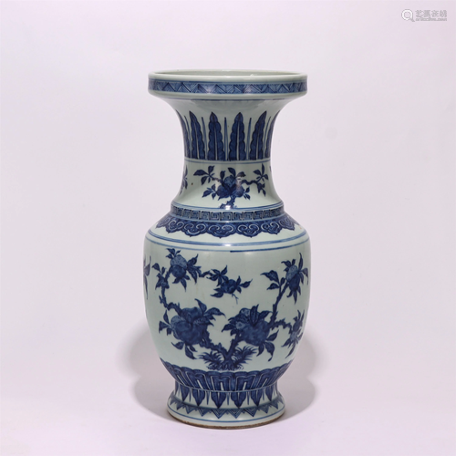 A CHINESE BLUE AND WHITE PORCELAIN VASE