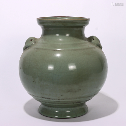 A CHINESE SINGLE COLOR GLAZED PORCELAIN VASE