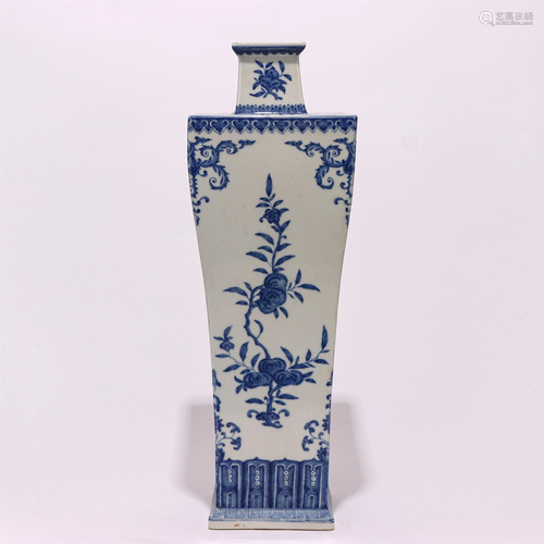 A CHINESE BLUE AND WHITE PORCELAIN SQUARE VASE