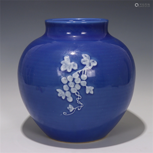 A CHINESE SINGLE COLOR GLAZED PORCELAIN JAR