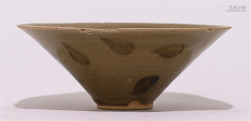 A CHINESE YUE TYPE GLAZED PORCELAIN CUP