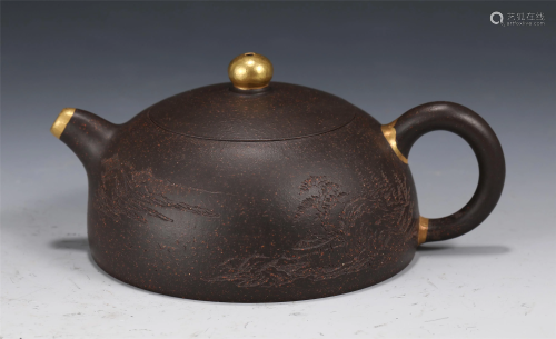 A CHINESE YIXING ZISHA CLAY TEA POT WITH GOLD PAINTED