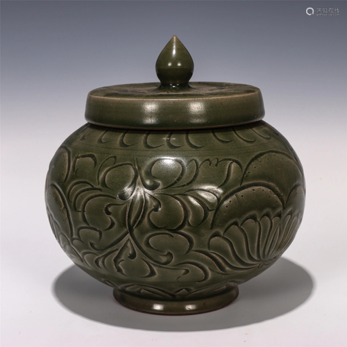 A CHINESE PORCELAIN LIDDED JAR