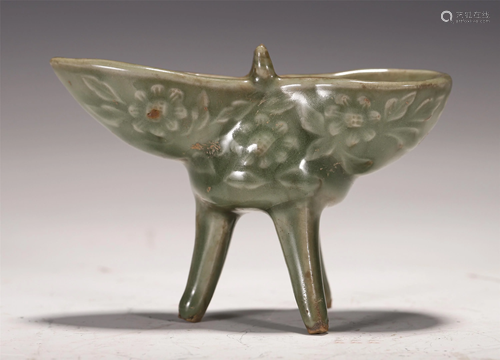 A CHINESE CELADON GLAZE PORCELAIN TRIPOD CUP