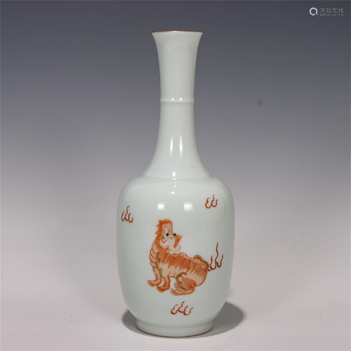 A CHINESE RED UNDERGLAZED GOLD PAINTED PORCELAIN VASE