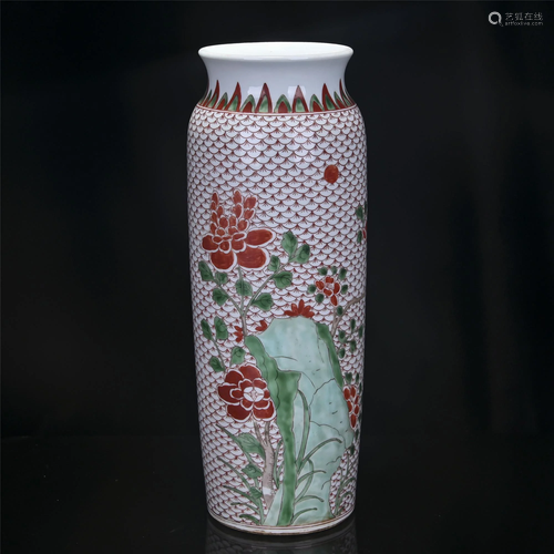 A CHINESE FAMILLE ROSE PORCELAIN VASE