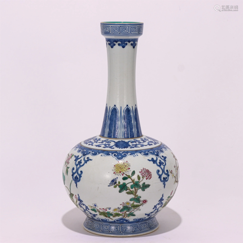 A CHINESE BLUE AND WHITE FAMILLE ROSE PORCELAIN VASE