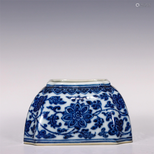 A CHINESE BLUE AND WHITE PORCELAIN WATER POT